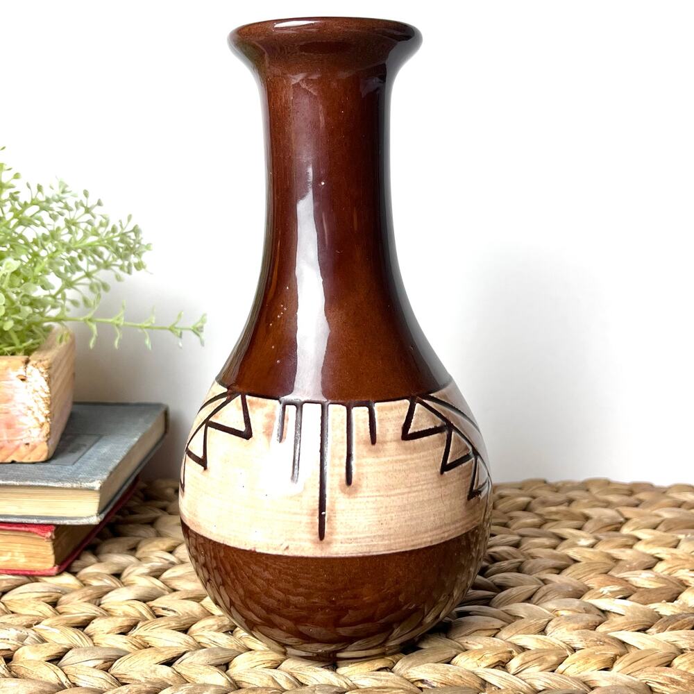 Native American Pottery Vase Signed Dorothy Brown Tan Etched Gloss Finish 7.25"H